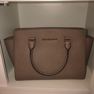 Michael Kors Selma Messenger